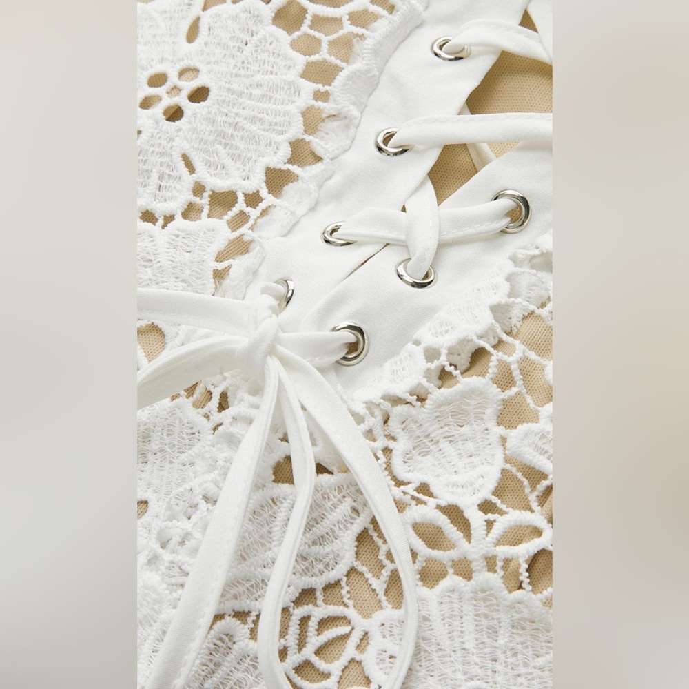 Elegant White Lace Dress - Picture 3 of 6